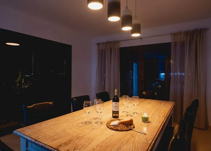 Vista Reina - Luxury 6 Bedroom - Heated Pool- Views - Pool Table - Vista Lobos - *