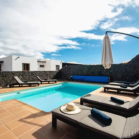 Vista Reina - Luxury 6 Bedroom - Heated Pool- Views - Pool Table - Vista Lobos -