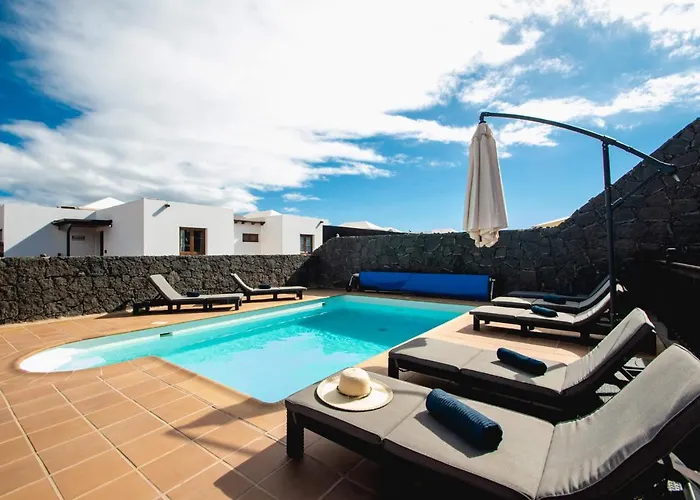 Vista Reina - Luxury 6 Bedroom - Heated Pool- Views - Pool Table - Vista Lobos -